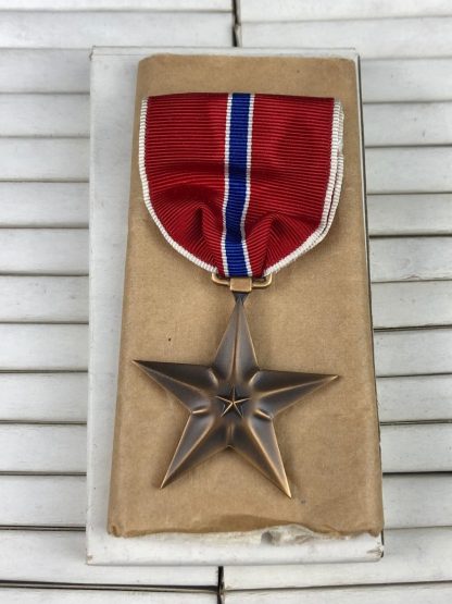 Original WWII US complete box full of 100 Bronze stars – 1944
