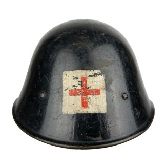 Original WWII Dutch 'Luchtbeschermingsdienst' medical personnel helmet Originele WWII Nederlandse Luchtbeschermingsdienst helm (Medisch)