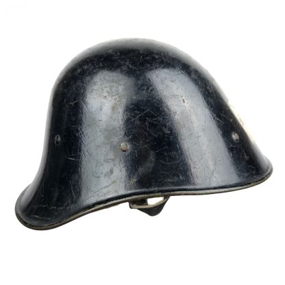 Original WWII Dutch 'Luchtbeschermingsdienst' medical personnel helmet Originele WWII Nederlandse Luchtbeschermingsdienst helm (Medisch)