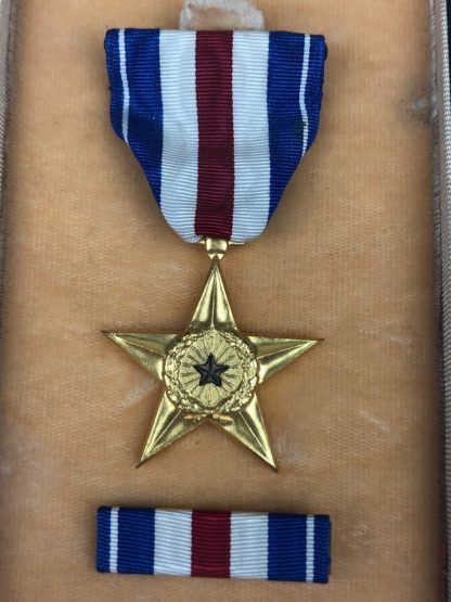 Original WWII US Silver star in box with ribbon and pin