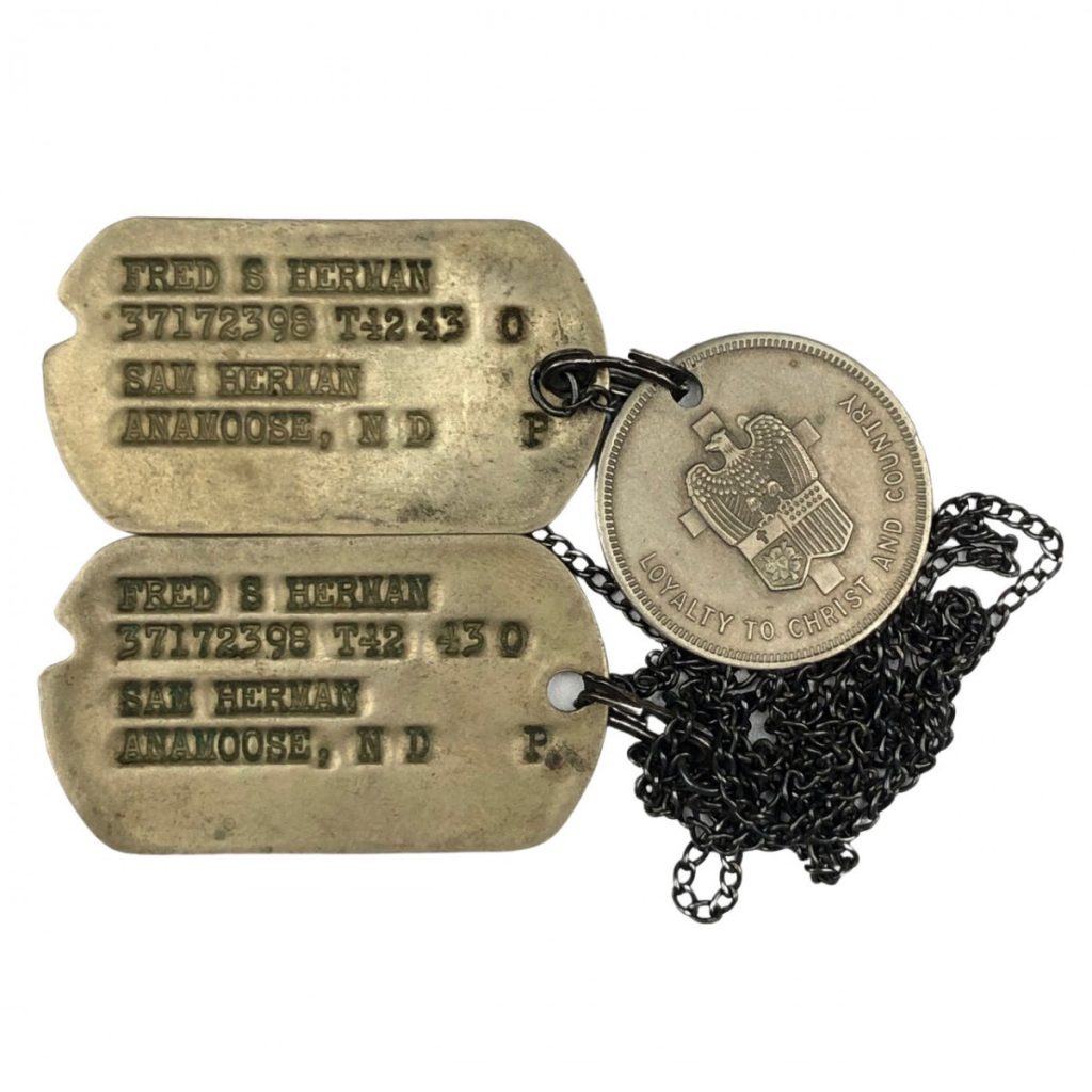 Original WWII US dog tags with christian token Oorlogsspullen.nl