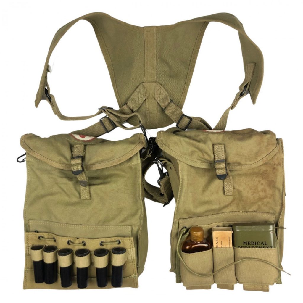 Original WWII US army medical pouches with containment Oorlogsspullen