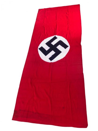 Original WWII German ‘Hausfahne’ banner - Bannière allemande «Hausfahne» de la Seconde Guerre mondiale