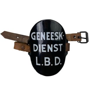 Original WWII Dutch ‘Luchtbeschermingsdienst’ arm shield Geneeskundige dienst