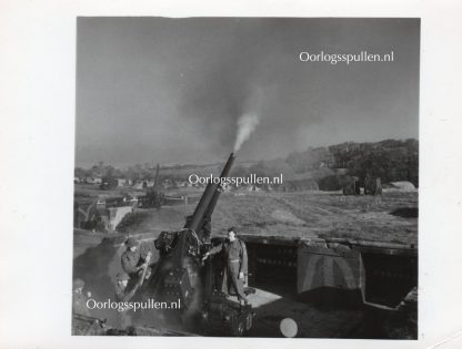 Original WWII British photo ‘Anti Aircraft gun side in South East England’ 1943