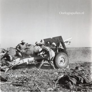 Original WWII British photo ‘British artillery in action in Syria’ 1941