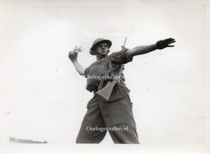 Original WWII British photo ‘Anti Tank member throws petrol bomb’ 1940