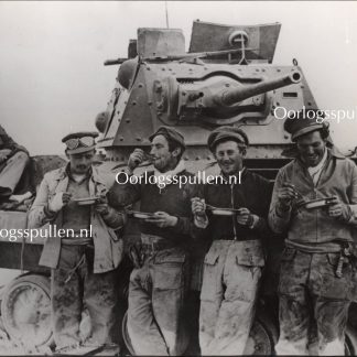 Original WWII British photo ‘Tank crew eating their Christmas dinner in the desert’