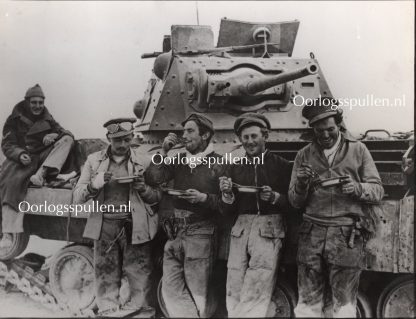 Original WWII British photo ‘Tank crew eating their Christmas dinner in the desert’