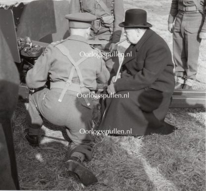 Original WWII British photo ‘Churchill inspects a field gun’