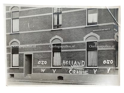 Original WWII Dutch NSB photo – Resistance writing on wall