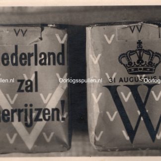 Original WWII Dutch photo - Nederland zal herrijzen cigarettes
