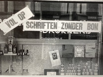 Original WWII Dutch photo - Vol op schriften zonder bonnen