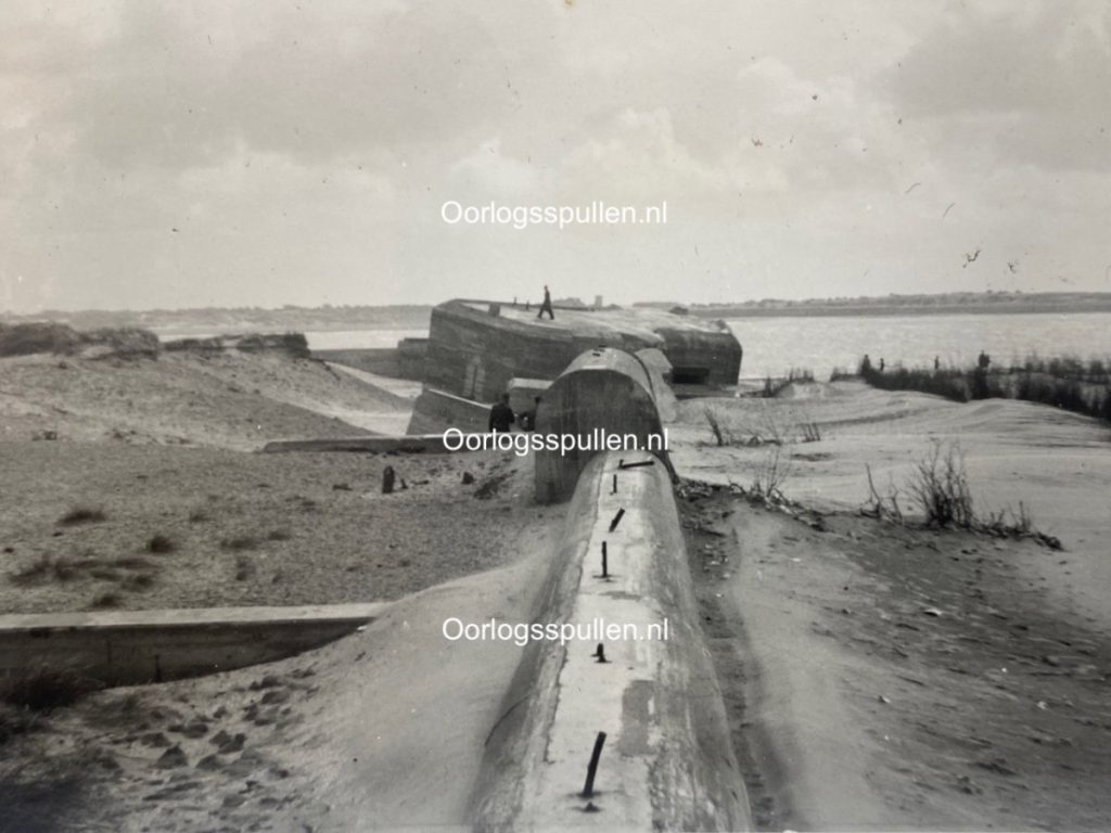 Original Dutch photo - Hoek van Holland bunkers 1945 - Oorlogsspullen