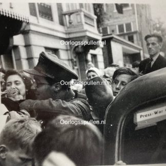 Original WWII Dutch photo - Allied war correspondent hugs a Dutch civilian Den Haag May 1945