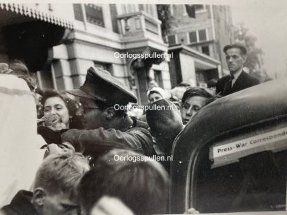 Original WWII Dutch photo - Allied war correspondent hugs a Dutch civilian Den Haag May 1945