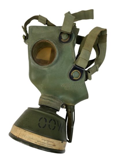 Original WWII Dutch Luchtbeschermingsdienst gas mask and bag