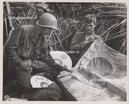 Original WWII US large size photo - US soldiers and their Japanese souvenirs in New Guinea