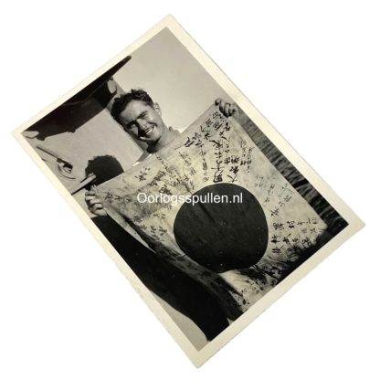 Original WWII US photo - Soldier with captured Japanese flag