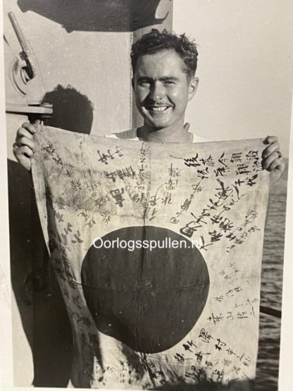 Original WWII US photo - Soldier with captured Japanese flag