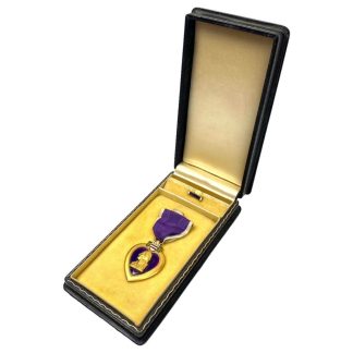 Original WWII US Purple Heart in box with buttonhole pin
