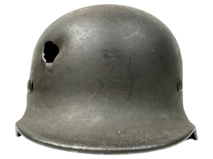 Original WWII German WH M40 helmet (Killed in action) Original WWII Deutscher WH M40 Helm (im Kampf gefallen) Casque allemand WH M40 original de la Seconde Guerre mondiale (tué au combat)