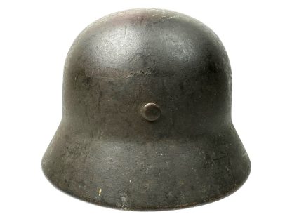 Original WWII German WH M40 helmet (Killed in action) Original WWII Deutscher WH M40 Helm (im Kampf gefallen) Casque allemand WH M40 original de la Seconde Guerre mondiale (tué au combat)