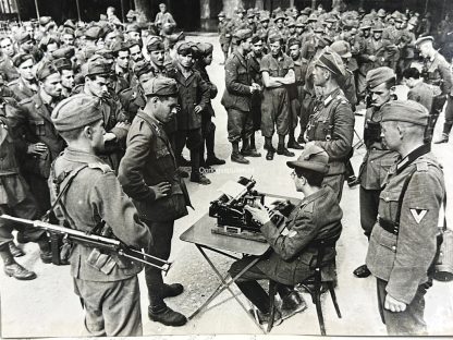 Un'immagine dei soldati italiani nel sud della Francia che continuano a combattere per la Germania. 9 settembre 1943.