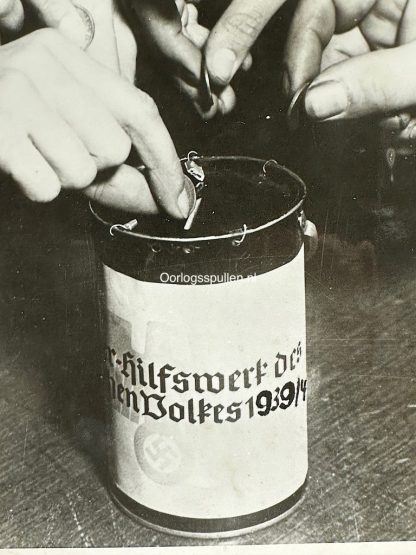 Dies ist ein deutsches Originalfoto einer Sammelbüchse des Winterhilfswerks während des Zweiten Weltkriegs.