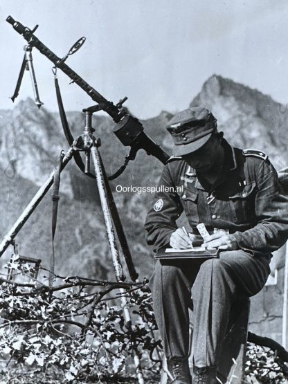 Original WWII German photo of a Gebirgsjäger with MG34 in the mountains