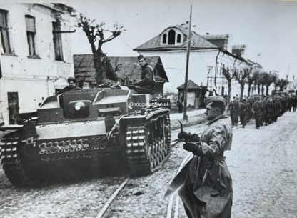Original WWII German photo of a Sturmgeschutz with infantry