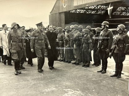 Original WWII Allied photo of General-Major Dewing with the Danish Resistance in Kopenhagen in 1945.