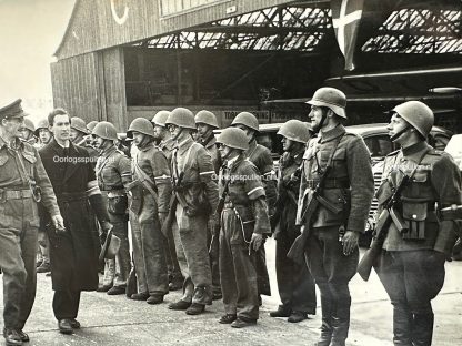 Original WWII Allied photo of General-Major Dewing with the Danish Resistance in Kopenhagen in May 1945.