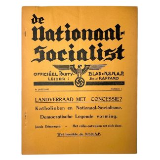 Voorpagina van een nationaalsocialistisch tijdschrift uit 1939, genaamd 'De Nationaal-Socialist', gepubliceerd door de Nederlandse NSNAP (Nationaal-Socialistische Nederlandse Arbeiderspartij). Het ontwerp bevat gotische letters, nationaalsocialistische symboliek zoals een adelaar en een swastika, en tekst over thema's als katholieke samenwerking, democratie, en antisemitische retoriek. De voorpagina vermeldt Dr. van Rappard als partijleider.