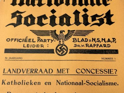 Voorpagina van een nationaalsocialistisch tijdschrift uit 1939, genaamd 'De Nationaal-Socialist', gepubliceerd door de Nederlandse NSNAP (Nationaal-Socialistische Nederlandse Arbeiderspartij). Het ontwerp bevat gotische letters, nationaalsocialistische symboliek zoals een adelaar en een swastika, en tekst over thema's als katholieke samenwerking, democratie, en antisemitische retoriek. De voorpagina vermeldt Dr. van Rappard als partijleider.