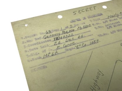 Geheime amerikanische Skizzenkarte eines Minenfeldes, gezeichnet am 24. Dezember 1944 in Baugnez während der Ardennenoffensive. Die Karte enthält handschriftliche Anmerkungen, wie Abstände zwischen den Minen, eine Hauptstraße ('Main Highway') und eine Übersicht über die Anordnung des Minenfeldes. Mit militärischer Präzision werden Koordinaten und Details wie die Maße und die Platzierung der Minen dargestellt. Das Wort 'Removed' ist in Rot auf dem Dokument markiert. Dieses historische Artefakt bietet Einblicke in die strategische Planung während des Zweiten Weltkriegs.