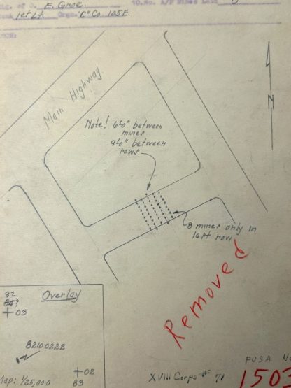 Tajna amerykańska mapa szkicowa pola minowego, narysowana 24 grudnia 1944 roku w Baugnez podczas ofensywy w Ardenach. Mapa zawiera odręczne adnotacje, takie jak odległości między minami, główna droga ('Main Highway') oraz ogólny układ pola minowego. Z wojskową precyzją przedstawiono współrzędne i szczegóły, takie jak wymiary i rozmieszczenie min. Na dokumencie czerwonym kolorem zaznaczono słowo 'Removed'. Ten historyczny artefakt ukazuje planowanie strategiczne podczas II wojny światowej.