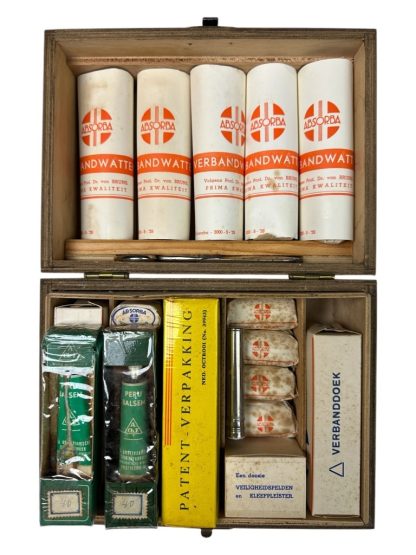 Original Pre 1940 Dutch first aid box with containment - Image 5