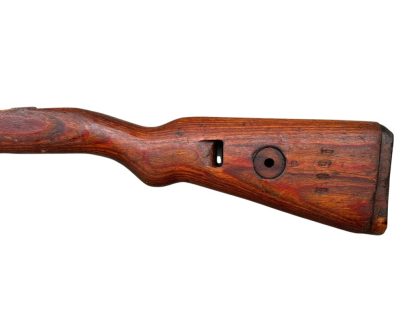 Bild eines deutschen hölzernen Mauser K98 Gewehrschafts aus dem Zweiten Weltkrieg, mit einer tiefbraunen, verwitterten Oberfläche und sichtbaren Aussparungen zur Befestigung des Gewehrmechanismus.