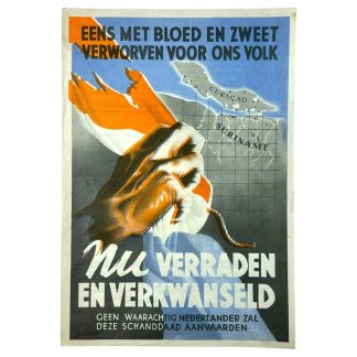 Propaganda flyer met een hand die een Nederlandse vlag vasthoudt, tegen de achtergrond van een kaart met Curaçao en Suriname. De tekst luidt: 'Eens met bloed en zweet verworven voor ons volk. Nu verraden en verkwanseld. Geen waarachtig Nederlander zal deze schanddaad aanvaarden.' Symboliseert een oproep tot verzet tegen verlies van koloniale bezittingen.