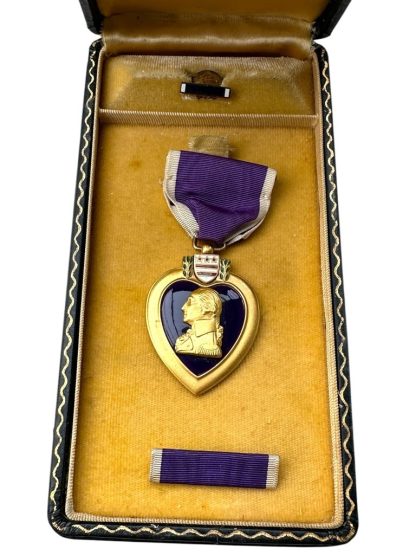 Original WWII US Purple Heart in box with buttonhole pin - Image 3