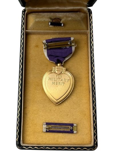 Original WWII US Purple Heart in box with buttonhole pin - Image 5