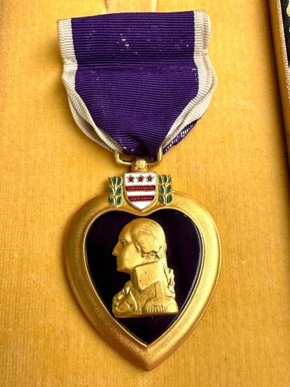 Original WWII US Purple Heart in box with buttonhole pin - Image 3