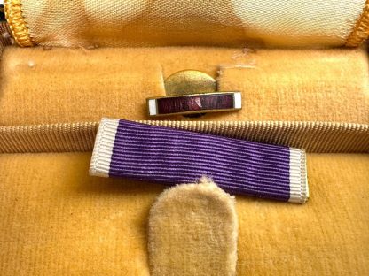 Original WWII US Purple Heart in box with buttonhole pin - Image 5