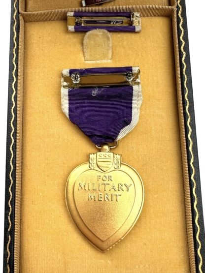 Original WWII US Purple Heart in box with buttonhole pin - Image 4