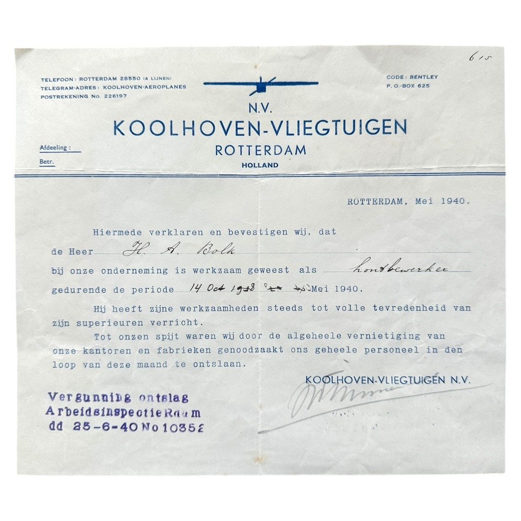 Ontslagbrief op briefpapier van Koolhoven-Vliegtuigen N.V. te Rotterdam, gedateerd mei 1940 – kort na het bombardement op Rotterdam tijdens de Duitse inval in de Tweede Wereldoorlog. De brief bevestigt dat de heer H.A. Bolk van oktober 1938 tot mei 1940 als handlanger werkte bij het bedrijf. Door de volledige vernietiging van de fabrieken en kantoren werd al het personeel ontslagen. Document ondertekend en voorzien van een stempel van de Arbeidsinspectie, d.d. 28 juni 1940.