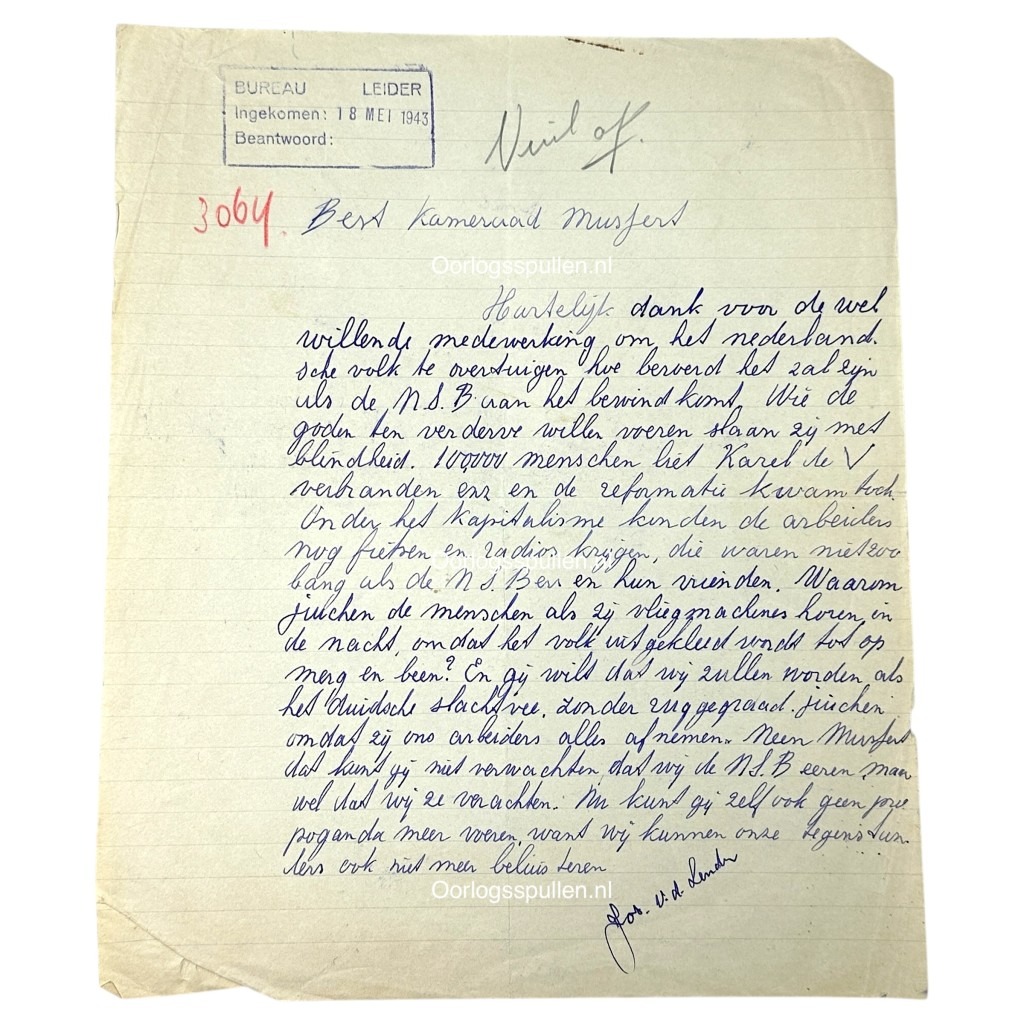 Handgeschreven brief uit de Tweede Wereldoorlog, gericht aan Anton Mussert, leider van de Nationaal-Socialistische Beweging (NSB) in Nederland. De brief, gedateerd 8 mei 1943, is kritisch van toon en spreekt zich uit tegen de NSB en de Duitse bezetter. Het handschrift is in blauw geschreven in netjes gevormde letters op gelinieerd papier. Bovenaan staat een stempel van het "Bureau Leider". De schrijver bedankt sarcastisch voor de medewerking aan de propaganda, en uit scherpe kritiek op de collaboratie met nazi-Duitsland, onderstreept met morele bezwaren en een oproep tot bewustwording.