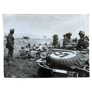 Original WWII German Waffen-SS photo of soldiers in camouflage uniforms and Russian prisoners
