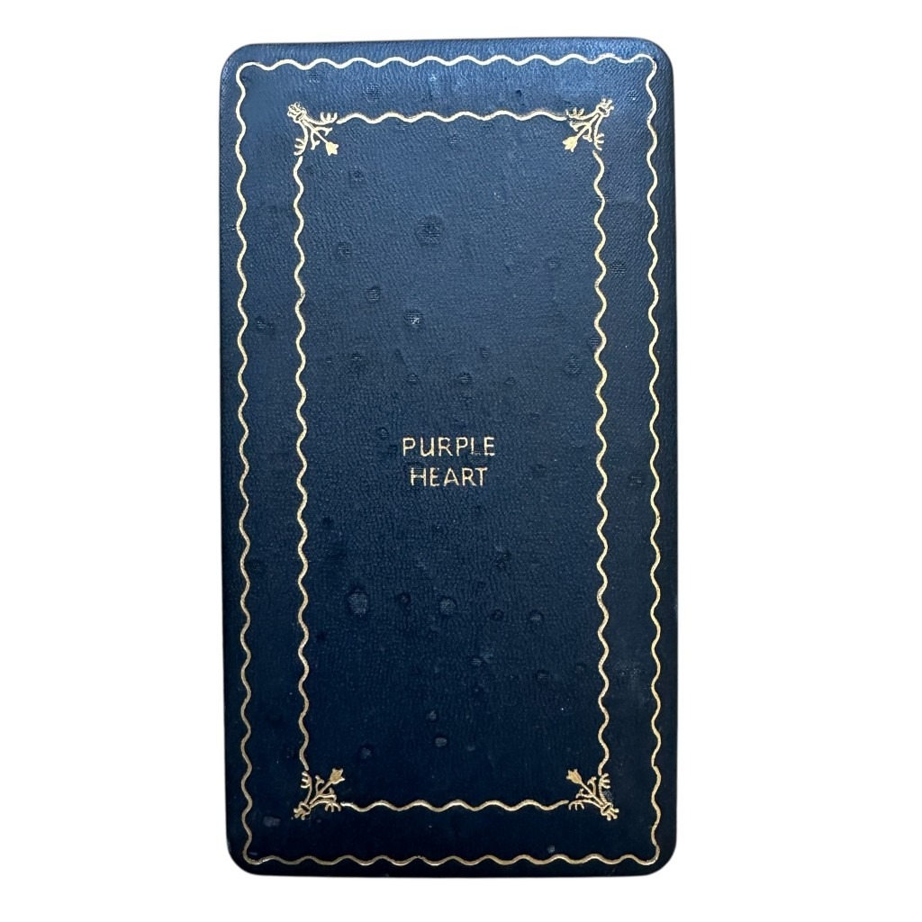 Original WWII US Purple Heart medal in box with buttonhole pin - Image 2