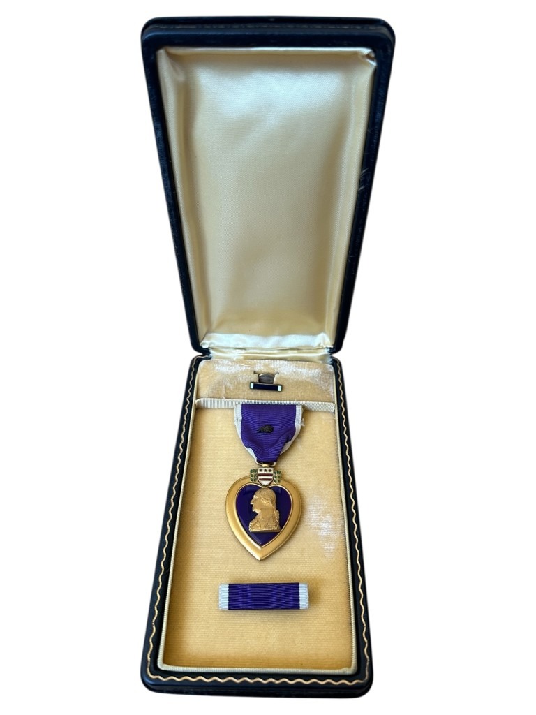 Original WWII US Purple Heart medal in box with buttonhole pin - Image 3